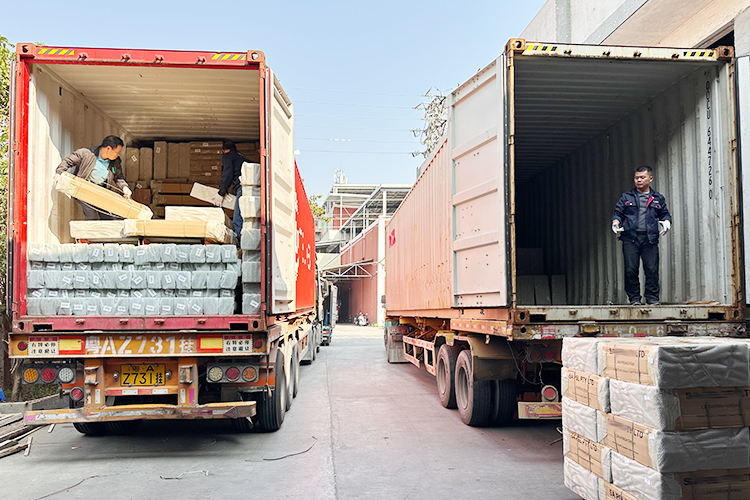 Containerverladung und Versand