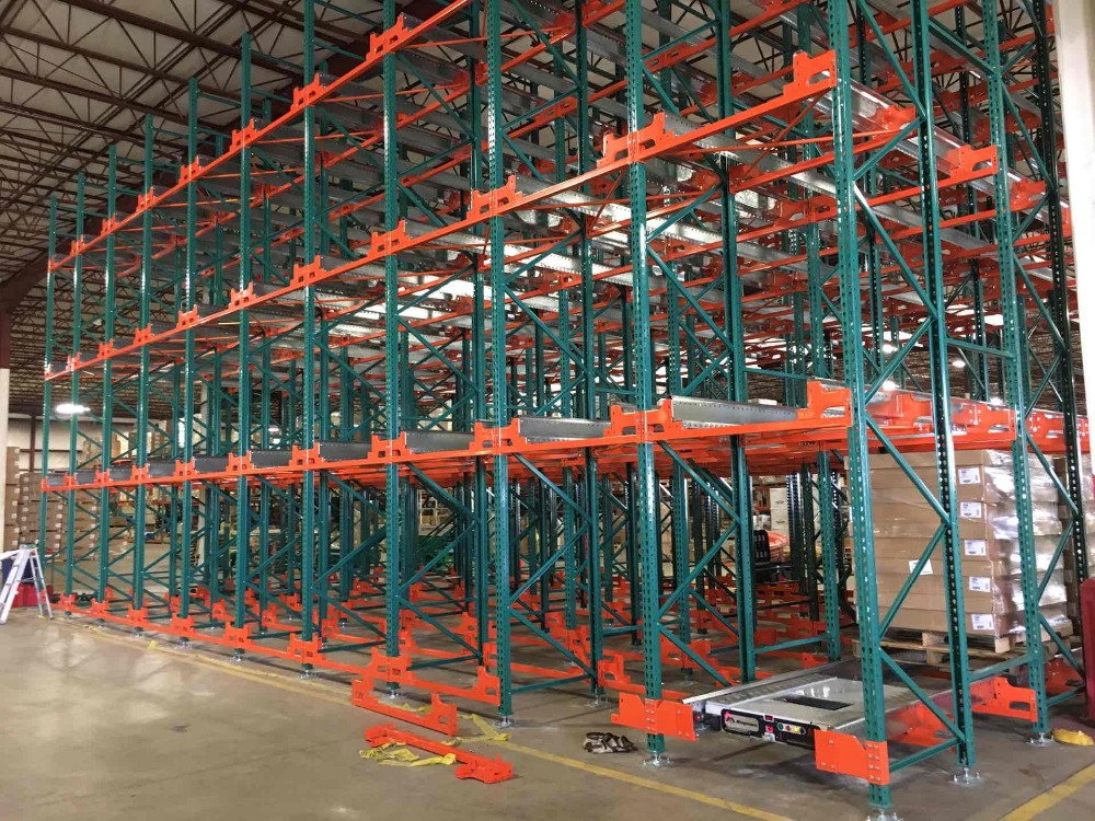 Automatisches Lagerregalsystem mit funkgesteuerter Paletten-Shuttleanlage