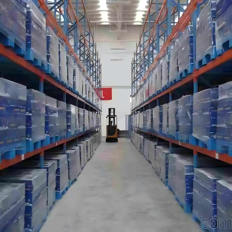 Doppellagiges Schwerlastregal mit einer Tragfähigkeit von 1500 kg für Lagerhallen und Industrie.