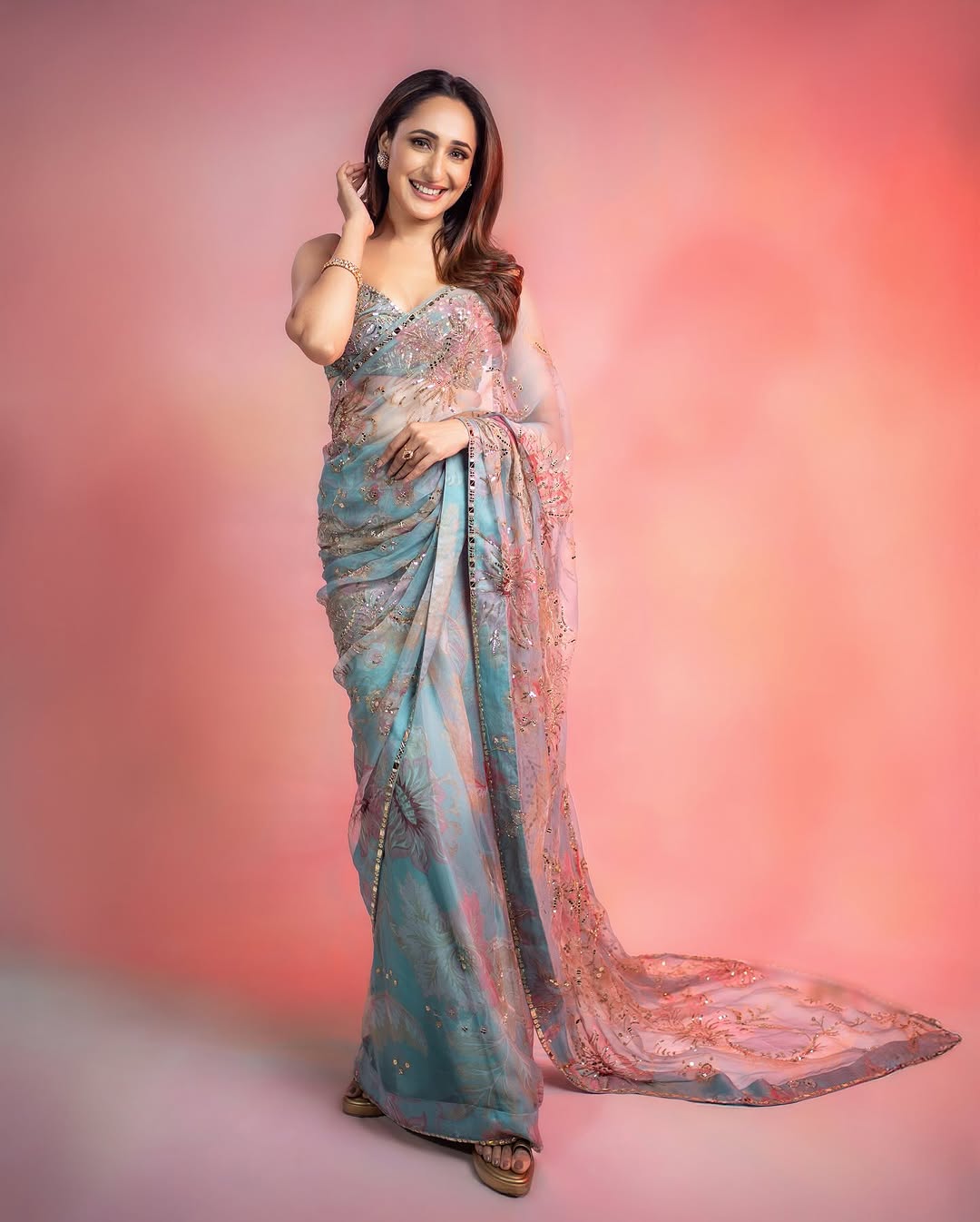 Neuester königlicher Look: Exklusiver Premium-Tabby-Seidensari von indischen Bollywood-Designern – perfekt für Partys, Diwali und Hochzeiten. Atemberaubend und trendig.