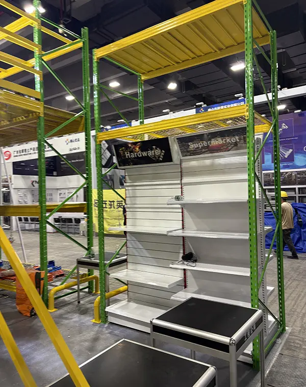 HEDA Shelves Messeteam im Fachdialog