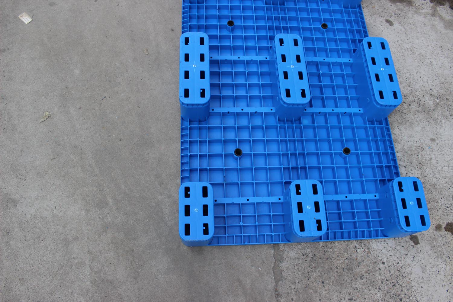 NEXARA Fabrikneues Material 1208 10,5 kg Flache Logistik-Schwerlastpalette mit drei Kufen