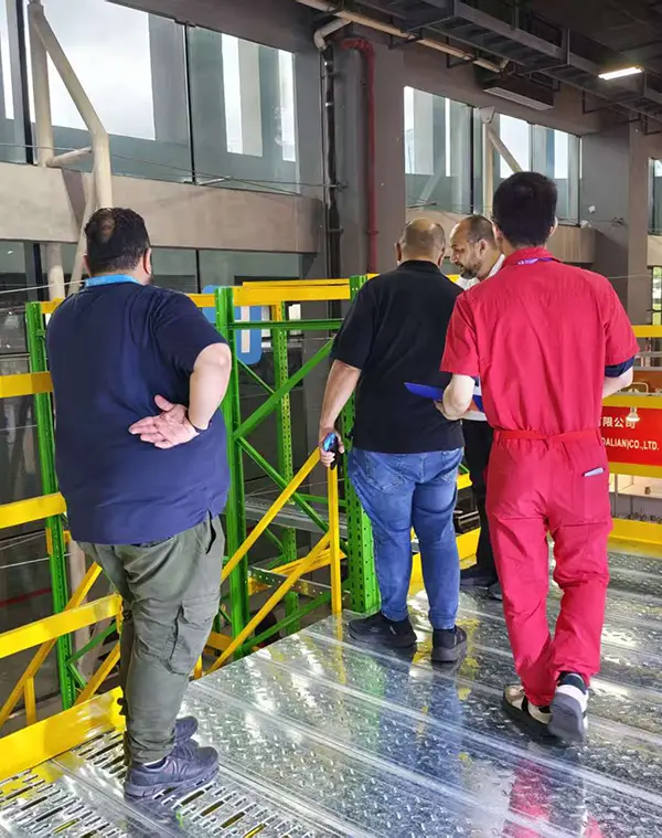 Mitarbeiter von Guangzhou Heda Shelves Co., Ltd. im Gespräch mit Einkäufern