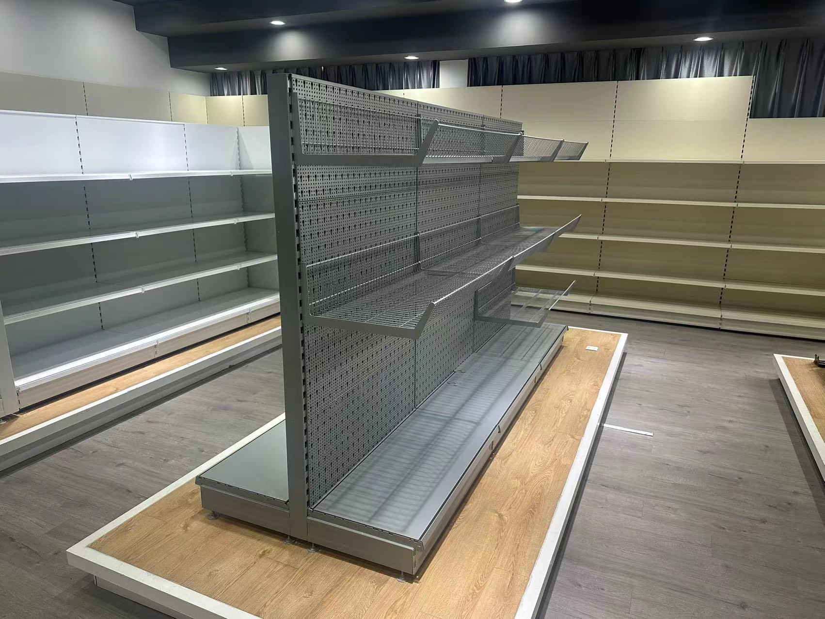 OEM/ODM-Regal für Einzelhandelsgeschäfte, individuelle Farben, 6 Ebenen, 100 kg Tragkraft, geeignet für Spirituosenläden, Convenience-Stores und Boutiquen, robustes Metall-Gondelregal
