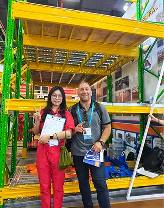 Fachlicher Austausch mit Besuchern am Stand von HEDA Shelves