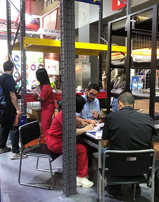 Beratungsgespräch mit europäischen Kunden am Messestand