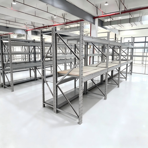 Doppellagiges Schwerlastregal mit einer Tragfähigkeit von 1500 kg für Lagerhallen und Industrie.
