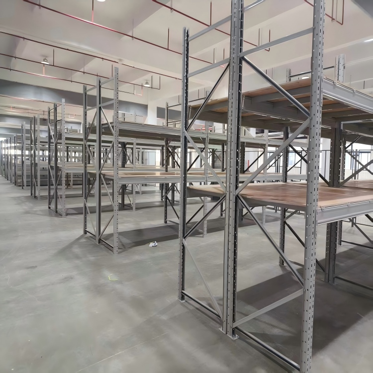 Doppellagiges Schwerlastregal mit einer Tragfähigkeit von 1500 kg für Lagerhallen und Industrie.