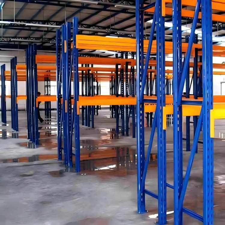 Doppellagiges Schwerlastregal mit einer Tragfähigkeit von 1500 kg für Lagerhallen und Industrie.