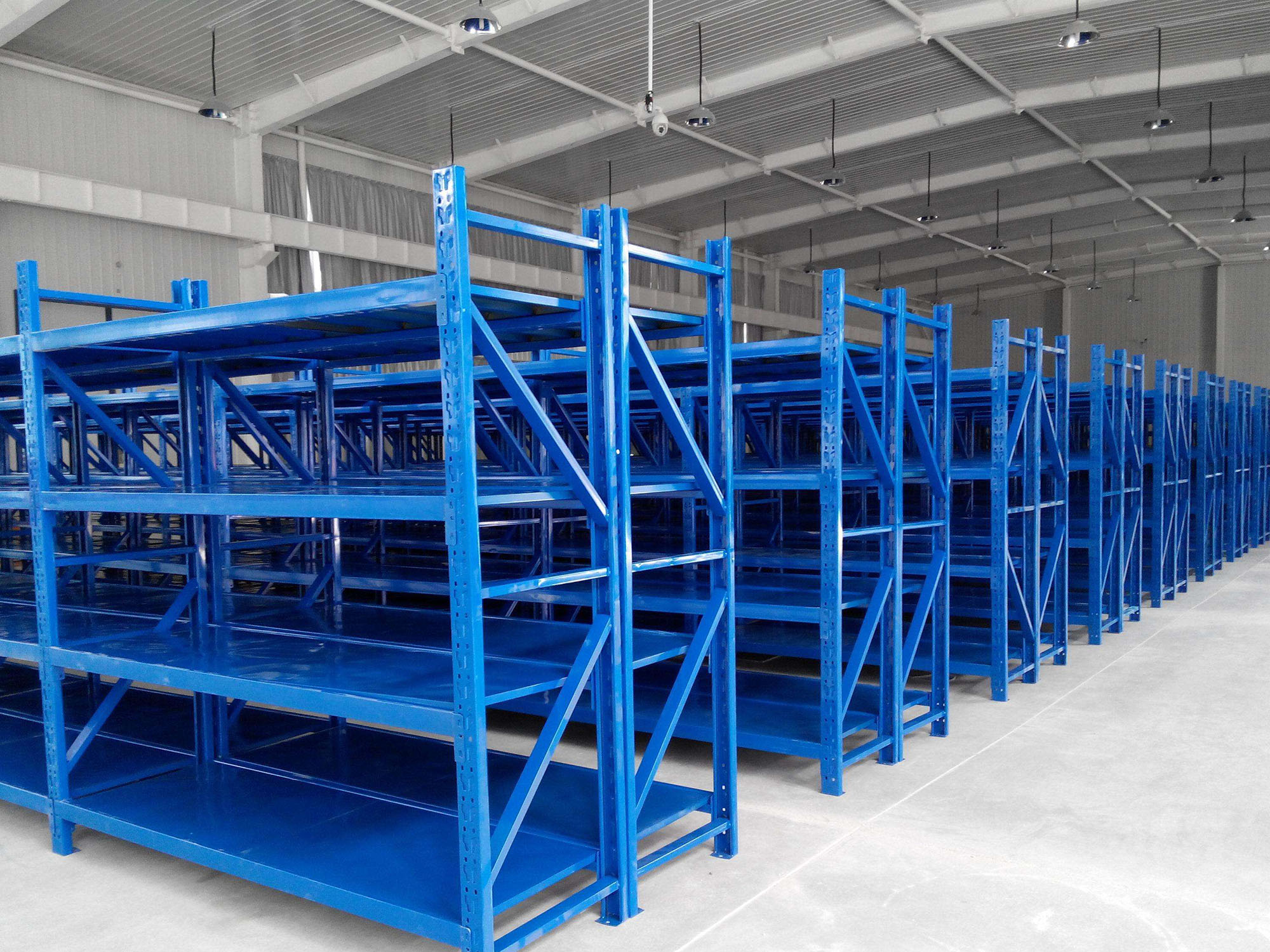 SDFD Schraubenloses, weitgespanntes, mittelschweres Regalsystem aus mehrlagigem, verstellbarem Stahl für industrielle Anwendungen – robustes Palettenregalsystem