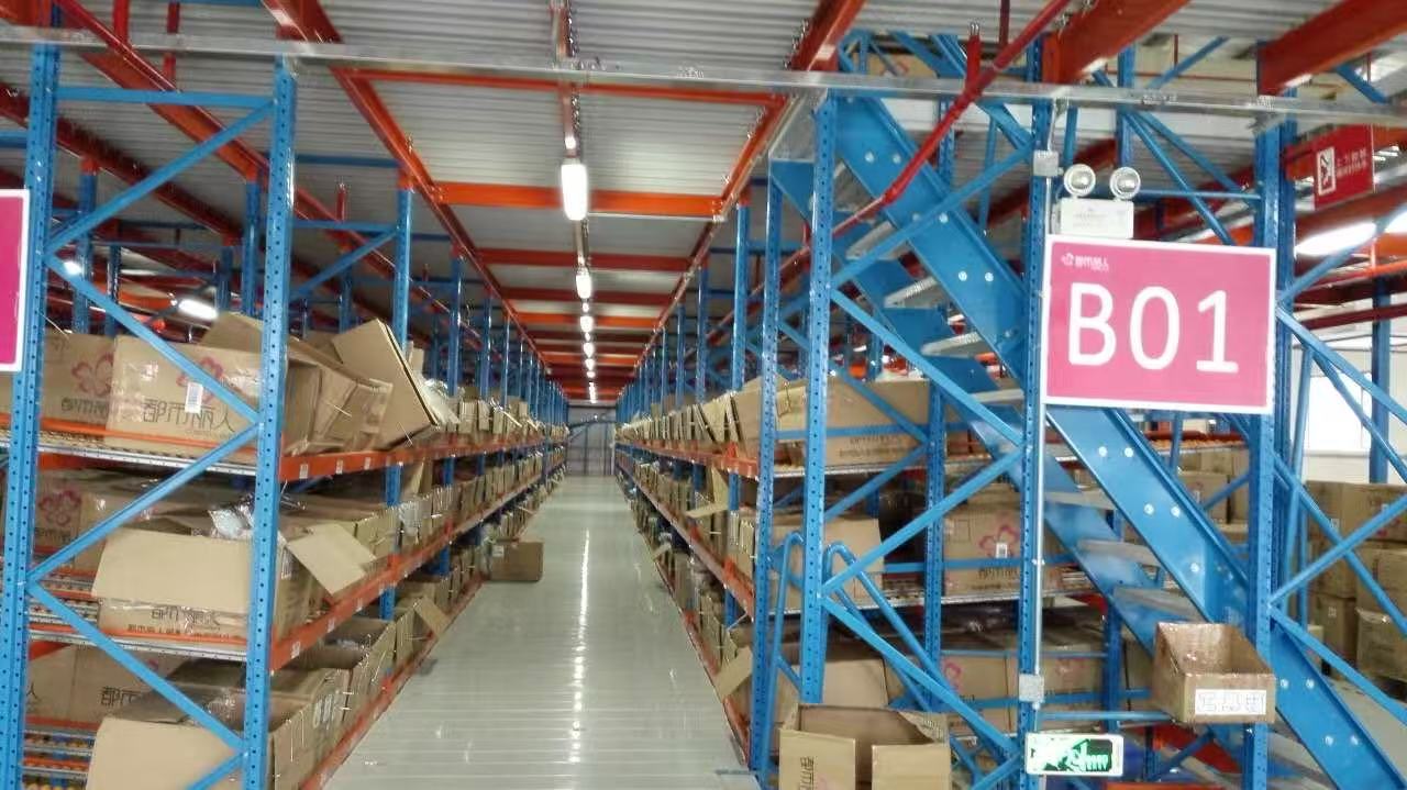 Qualitätsprüfung der Regale