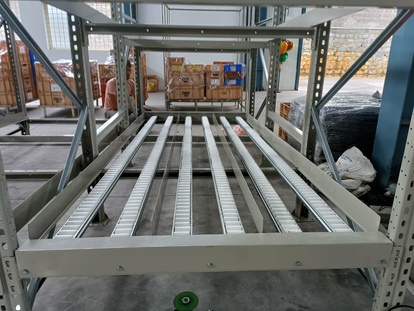 Hochleistungs-Stahlregalsystem mit Pulverbeschichtung, FIFO-Regalsystem, Palettendurchlaufregal, Schwerkraftregal, hohe Tragfähigkeit, modular erweiterbar