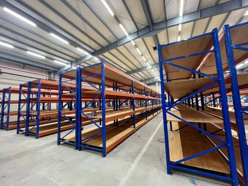 E-Commerce und Einzelhandelslogistik Regale