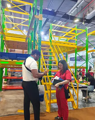 Internationale Messegespräche am Ausstellungsstand