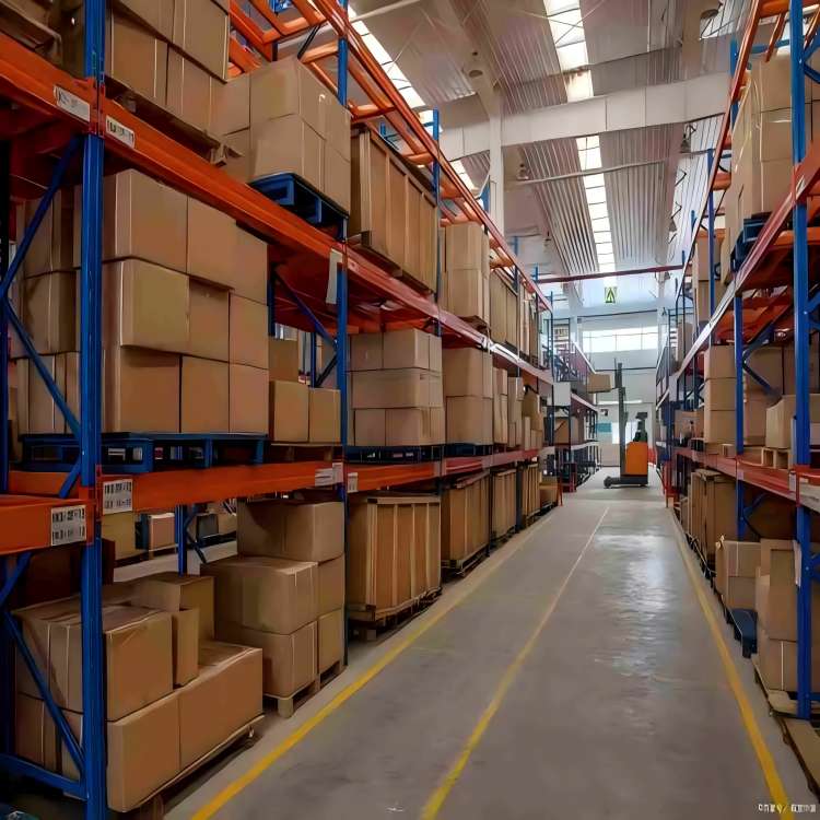 Doppellagiges Schwerlastregal mit einer Tragfähigkeit von 1500 kg für Lagerhallen und Industrie.