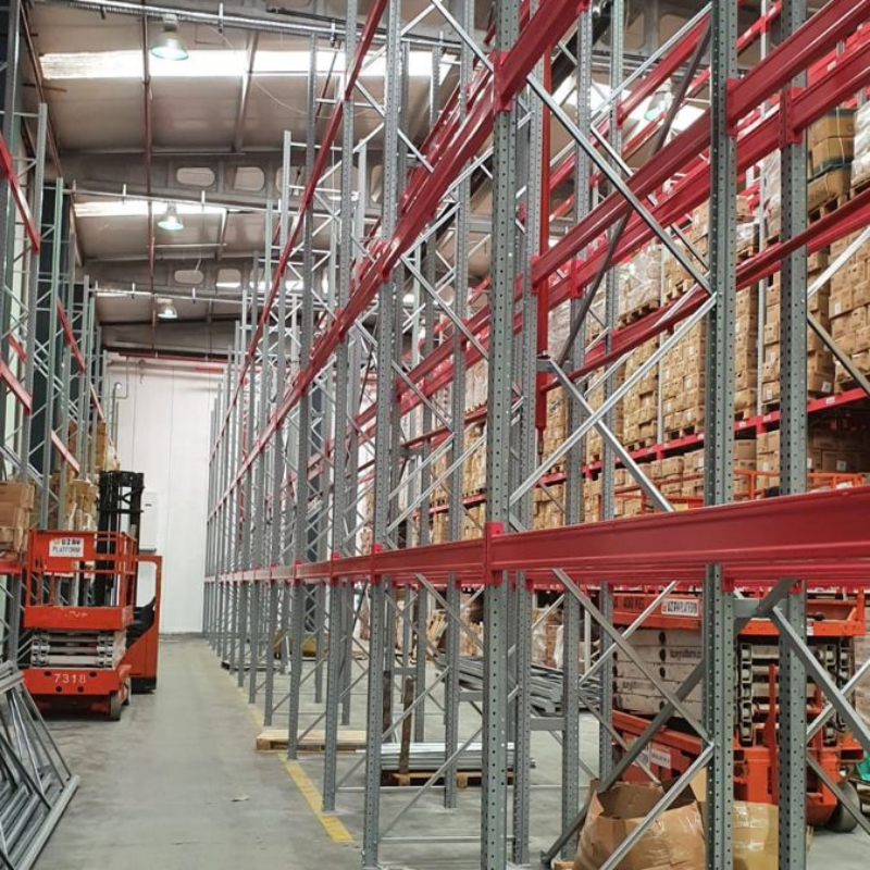 Verstellbares Palettenregalsystem mit Trägern, geeignet für Distributionszentren, die eine flexible Lageranordnung und Langlebigkeit erfordern